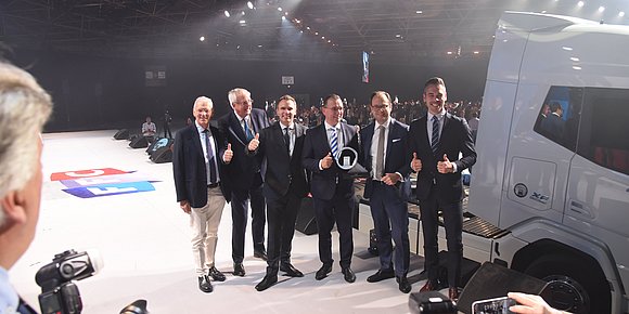 Gruppe steht vor Lastwagen